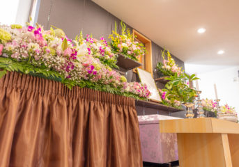 家族葬に花は贈れる？供花の贈り方のマナーと選び方